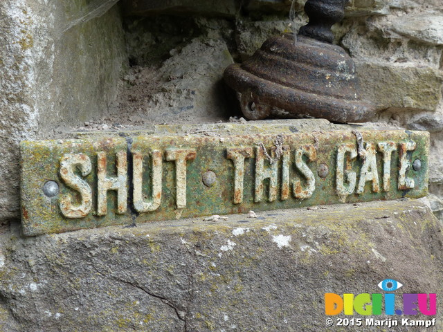 FZ018738 Shut this gate sign at Usk Castle